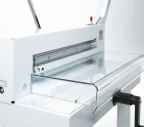 The transparent safety guard makes it so that a cut can only be executed if the hinged safety guard is in the closed position and the blade safety catch is released.