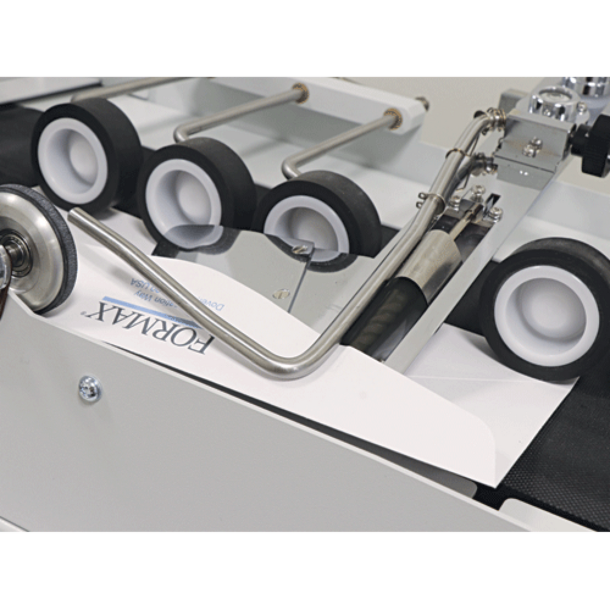 Precision moistening roller and flap feeding plate accurately seal both stacked and nested envelopes